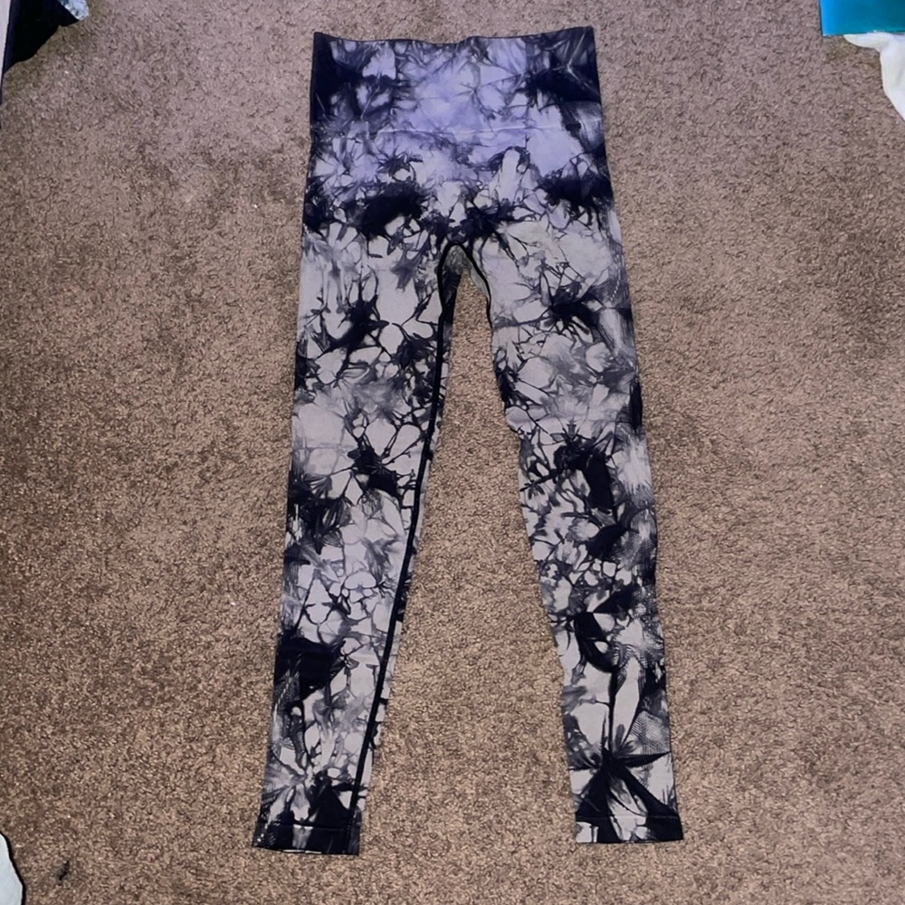 Medium black and grey butt scrunch leggings